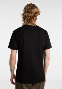 Czarny bawełniany t-shirt z krótkim rękawem, okrągłym dekoltem i luźnym krojem. Posiada minimalne szwy, gładką fakturę i brak widocznych grafik.