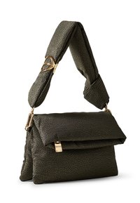 Sac vert kaki avec un motif texturé, en matériau doux et au design plié. Présente un fermoir en ton doré et une poignée rembourrée pour plus de confort.