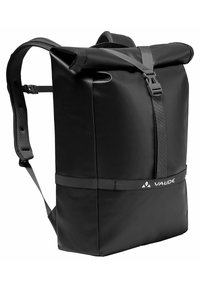 Sac à dos noir à rabat enroulable en matériau imperméable; dispose de bretelles réglables, d'une fermeture à boucle et d'un logo sur le devant.