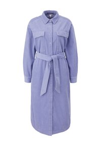 Robe-chemise en velours côtelé lavande avec manches longues, patte de boutonnage à l'avant, poches poitrine à rabat et ceinture assortie en tissu nouée à la taille.