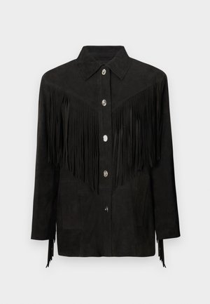 Mustakankaan nahkatakki, jossa on fringed yksityiskohtia, etupainikkeet, kaulus ja sivutaskut. Ominaisuuksiin kuuluu teksturoitu pinta ja terävät reunat.