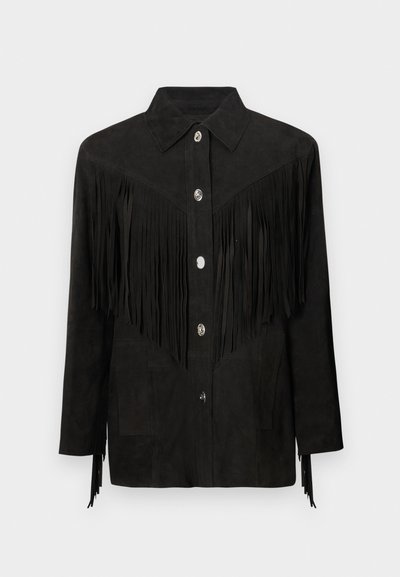 Casaco de camurça preto com detalhes em franjas, botões frontais, colarinho e bolsos laterais. Apresenta uma superfície texturizada e bordas definidas.