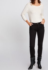 Morgan Stickad tröja - white denim