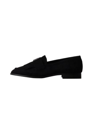 Mocassin plat femme en daim noir avec un petit talon et une bride décorative sur le dessus.