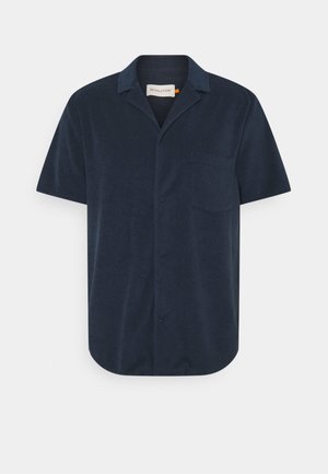 Chemise à manches courtes en tissu bleu marine doux, dotée d'un col camp, d'une poche poitrine et d'un devant boutonnière avec une coupe décontractée.