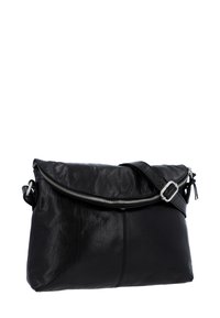 Sort læder crossbody-taske med sølv lynlås og justerbar rem, glat tekstur, rektangulær form mod hvid baggrund.