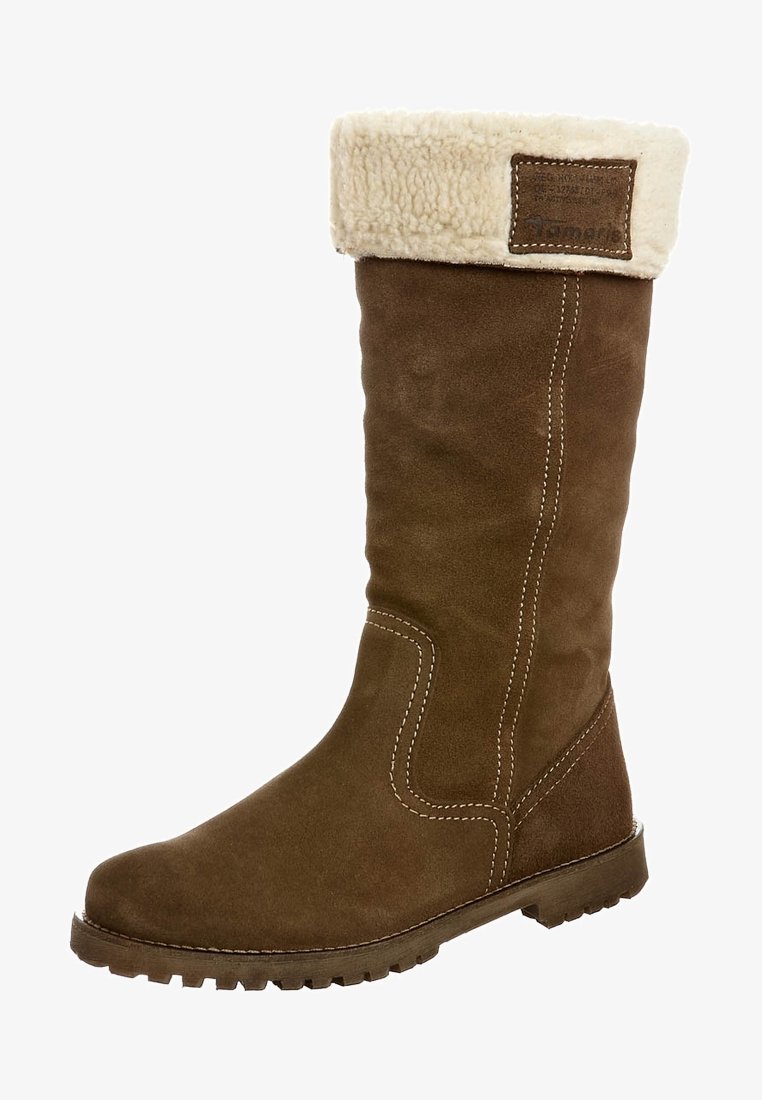 Botte montante en daim marron avec un fourreau en fausse fourrure crème duveteuse, des accents de couture blanche, et une semelle en caoutchouc. Présente des détails de conception subtils.