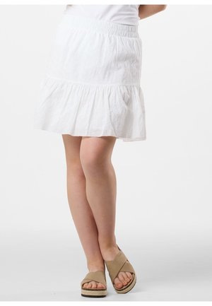 Hvid bomuldsnederdel med et lagdelt flæse-design, der har hulmønsterdetaljer. Elastisk talje og bæres med beige espadrillesandaler.
