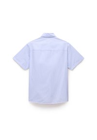 Chemise à manches courtes, bleu clair, avec des rayures verticales blanches, dotée d'un col classique et d'une texture lisse et douce.