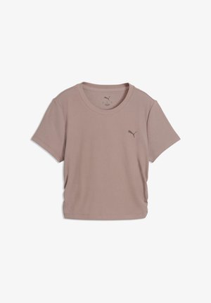 Krótki, prążkowany, lawendowy top z krótkim rękawem, okrągłym dekoltem i małym logo Puma na lewej piersi na białym tle.