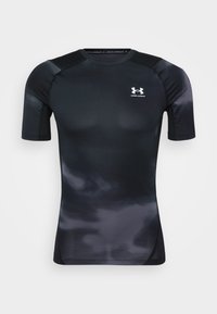 T-shirt de sport noir à manches courtes, en matière lisse et extensible. Doté d'un motif dégradé discret et d'un logo blanc sur la poitrine.