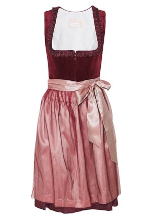 Vestido sin mangas de terciopelo burdeos con ribete de encaje, delantal rosa de satén atado en un lazo en la cintura y falda fruncida.