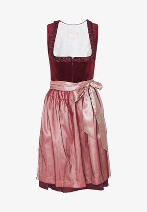 Vestido sin mangas de terciopelo burdeos con ribete de encaje, delantal rosa de satén atado en un lazo en la cintura y falda fruncida.
