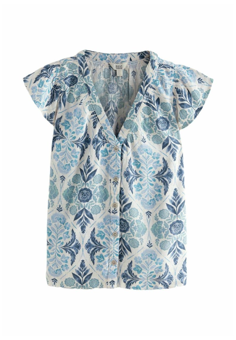 Blouse à manches courtes boutonnée avec motif floral et feuillage bleu et bleu-vert sur fond blanc.