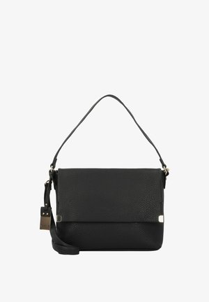 Sac à bandoulière en cuir noir avec surface texturée, fermeture à rabat et sangle réglable. Comprend des accents métalliques et une étiquette de marque.