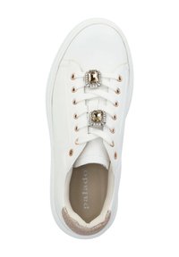 Sneaker bianca con suola in gomma, presenta dettagli decorativi in gemme sui lacci e un accento glitterato dorato sul tallone. Superficie liscia e punta rotonda.