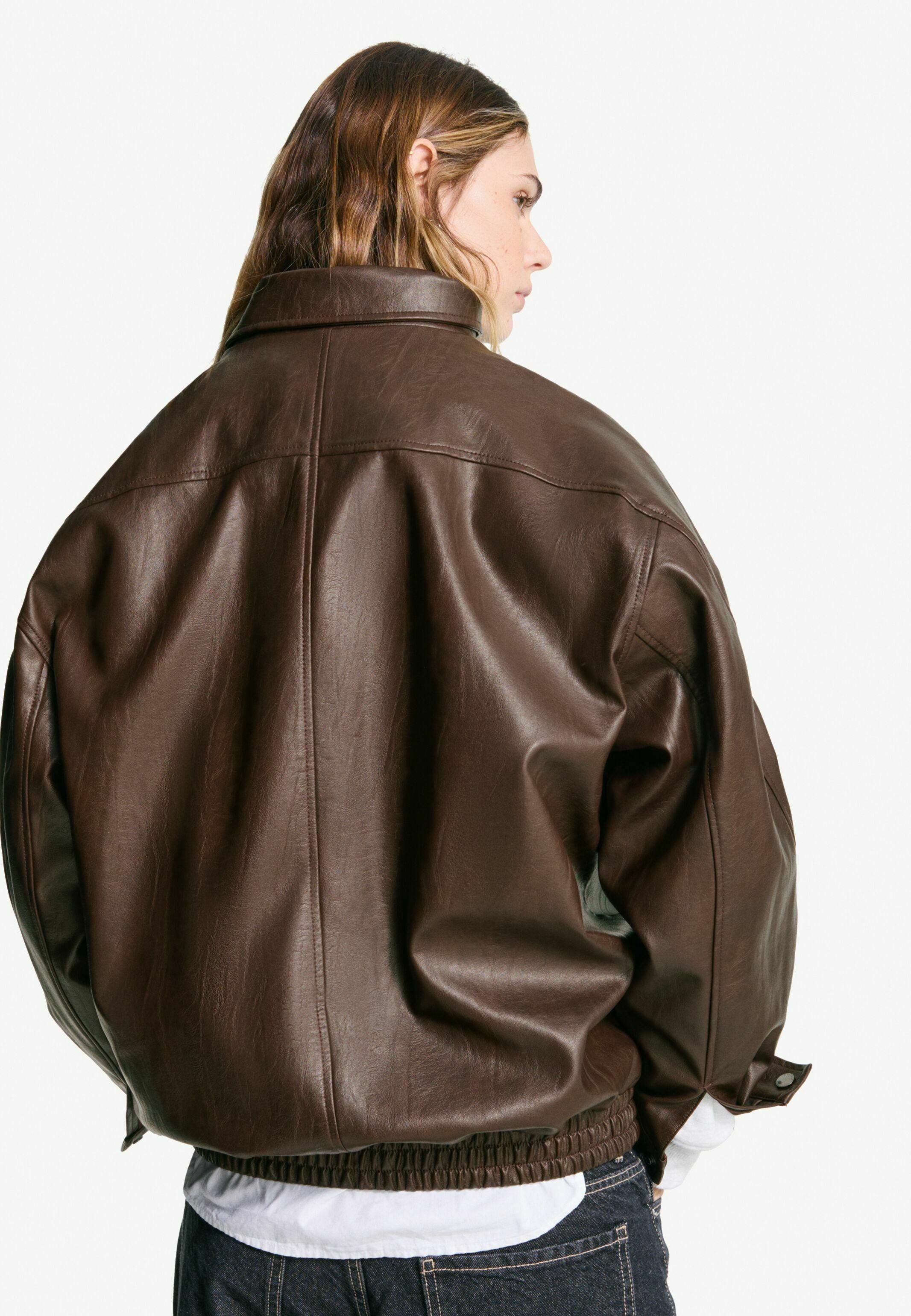 Bershka OVERSIZE - Imitatieleren jas - dark brown/donkerbruin