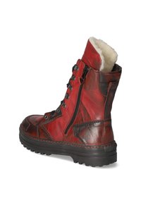 Rode leren enkelboot met bontvoering, veteroversluiting, rits aan de zijkant en zwarte rubberen zool. Kenmerkt contrasterende stiksels en gestructureerde panelen.