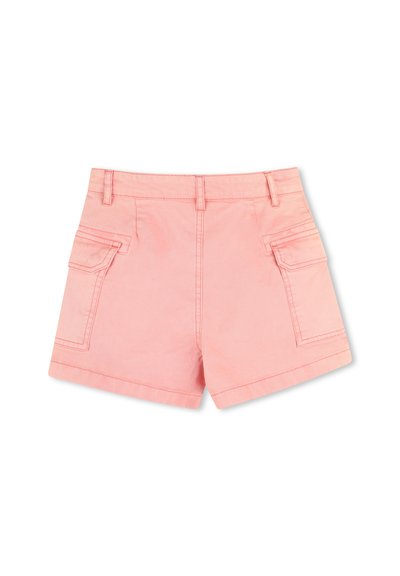 Shorts en denim rose avec une taille ajustée, deux poches arrière et une texture lisse. Détails de couture visibles le long des bords.
