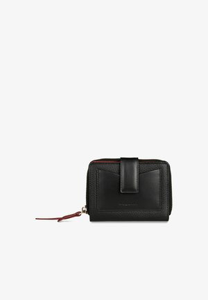 Zwarte leren portemonnee met een voorvak voor kaarten, druksluiting en ritssluiting rondom met rode trekker.