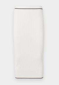 Πλεκτή φούστα μολύβι σε λευκό με ριμπ ύφασμα, με μαύρη διακοσμητική γραμμή στη μέση και στο τελείωμα, σχεδιασμένη να αγκαλιάζει το σώμα στενά.