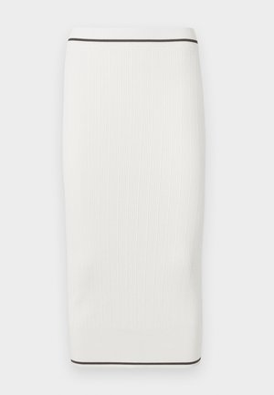 Pletena svinčnikasta krilo v beli barvi z rebrasto teksturo, z črno poudarjeno linijo na pasu in robu, zasnovana za tesno prileganje telesu.