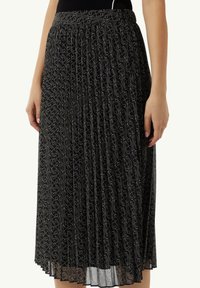 Czarna plisowana spódnica z detalicznym, wirującym wzorem w jasnoszarym kolorze. Lekki materiał z dopasowanym paskiem i dołem spódnicy tuż nad kostką.
