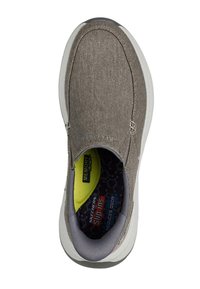 Zapatillas grises sin cordones con parte superior de tela texturizada, plantilla acolchada con acentos amarillos y suela de goma blanca.
