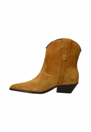 Tan suede cowboylaars met een puntige neus, schuine hak en decoratieve stiksels op de schacht. Voorzien van een trekhaak voor gemakkelijke draagbaarheid.