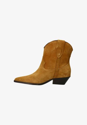 Tan suede cowboylaars met een puntige neus, schuine hak en decoratieve stiksels op de schacht. Voorzien van een trekhaak voor gemakkelijke draagbaarheid.