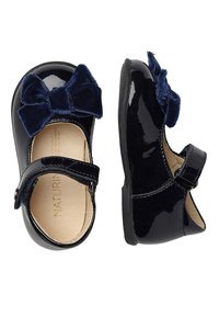 Patentowane czarne buty ze skóry lakierowanej z aksamitną granatową kokardą, zapięcie na pasek, okrągły nosek oraz teksturowane wewnętrzne wykończenie dla wygody.