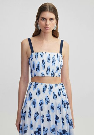 Bloemen twee-delige set met een cropped top in een blauwe tint met een vierkante halslijn en brede straps, gecombineerd met een luchtige, gedessineerde rok.