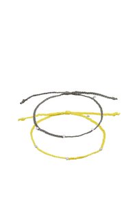 Tre braccialetti intrecciati: due gialli e uno grigio, con piccole perline in argento e chiusure a nodo regolabili.
