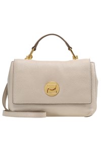 Beige nahka käsilaukku, jossa on ylhäällä kahva, kultainen pyöreä solki ja irrotettava olkahihna valkoista taustaa vasten.