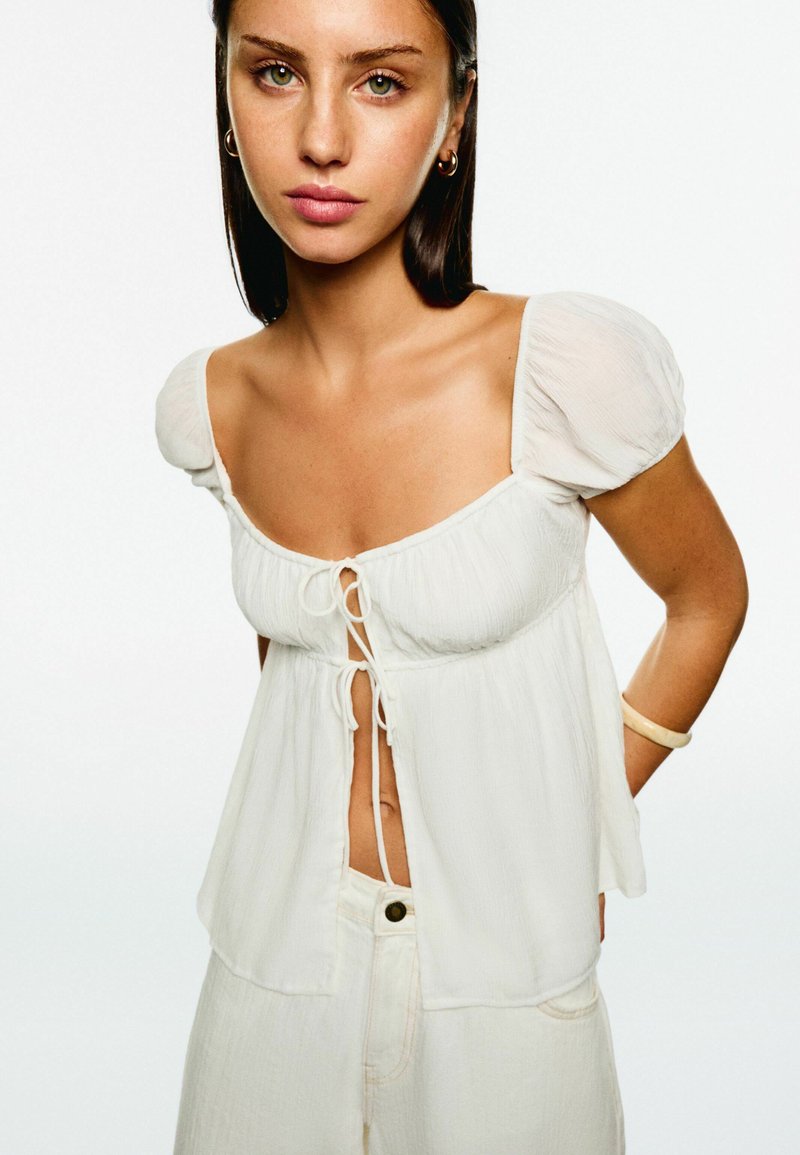 Bershka - TEXTURED PRINTED WITH BOWS - Bluse - white, Forstør