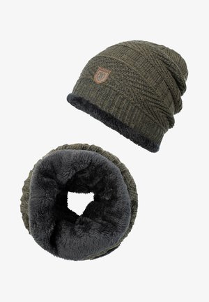 Olivengrøn strikket hue med et tekstureret mønster og sort pelsforing, kombineret med et matchende gråt infinity halstørklæde med pelsforing.