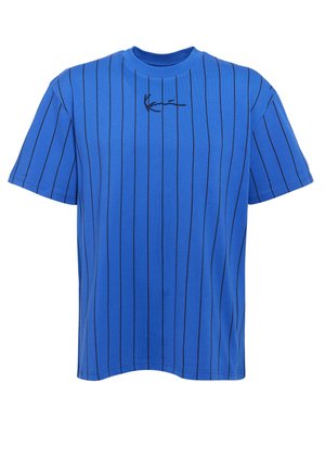 Niebieska koszulka z krótkim rękawem z cienkimi czarnymi pionowymi paskami oraz czarnym kursywnym logo umieszczonym centralnie w pobliżu linii szyi.