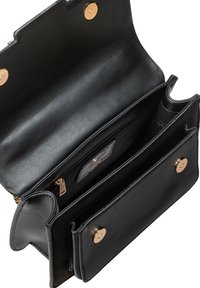 Zwarte leren handtas met gouden hardware, voorzien van meerdere compartimenten, een ritsvak en een gestructureerde binnenkant. Elegante sluiting met een haak.