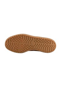 Suola in gomma marrone caratterizzata da un motivo testurizzato con vari disegni del battistrada, incluse linee diagonali e forme esagonali, marchiata con "adidas."