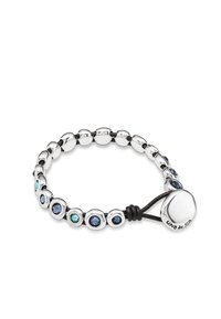 Bracelet en argent avec des perles rondes, alternant avec des pierres bleues et turquoises, et un cordon en cuir noir pour un ajustement réglable.