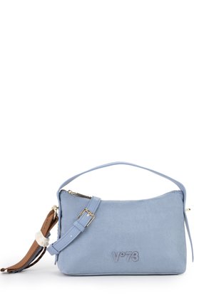 Bolso de mano de ante azul claro con correa ajustable, hebilla dorada, borla de cuero marrón y «V°73» grabado en el frente.