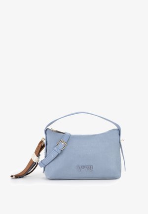 Lichtblauwe suède handtas met verstelbare band, gouden gesp, bruine leren kwast en «V°73» geperst aan de voorkant.
