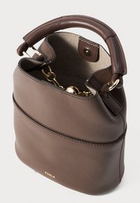 Sac seau en cuir marron avec une forme arrondie, des coutures contrastantes, une courte anse et un détail en chaîne dorée à l'intérieur. Logo doré à l'avant.