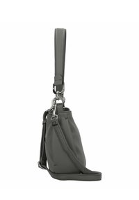 Sac à main en cuir gris avec une finition texturée, bandoulière réglable et quincaillerie métallique. Présente une forme compacte et structurée.