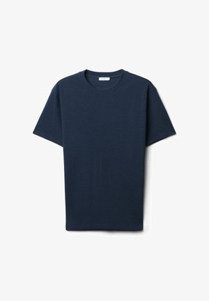 Maglietta a maniche corte blu navy con scollatura a girocollo, con tessuto visibile e un piccolo etichetta bianca all'interno del colletto.