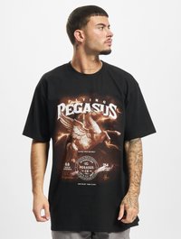 Sort oversized t-shirt med et grafisk print af en vinget hest, tekst og et vintage flyselskabsdesign i hvid og orange.