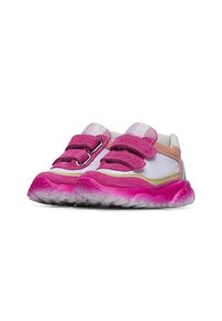 Scarpe sportive rosa e bianche con due strap in velcro, dettagli in camoscio e una suola testurizzata con una punta rosa sfumata.