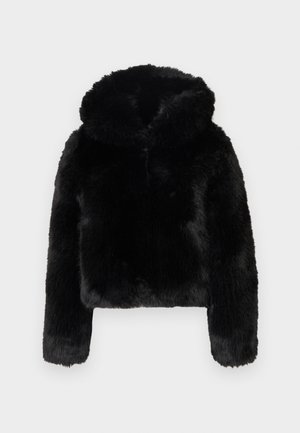 Μαύρο κοντό σακάκι από ψεύτικη γούνα με μακριά μανίκια και μεγάλο διπλωμένο γιακά, εμφανιζόμενο σε λευκό φόν το.