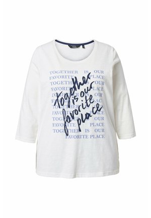 Witte katoenen T-shirt met driekwart mouwen, met blauwe bedrukte tekst "Together is our favorite place," in verschillende formaten gestructureerd.