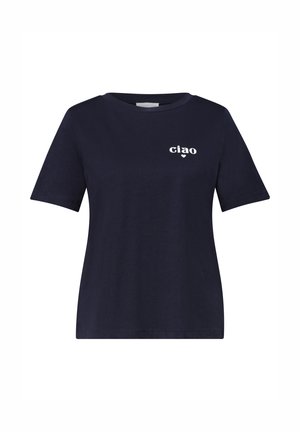 Camiseta azul marino de manga corta con cuello redondo, texto blanco "ciao" y pequeño corazón impreso en el pecho superior izquierdo.